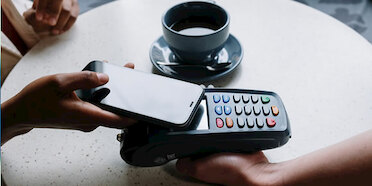 Mehr als jeder vierte Deutsche ab 16 Jahren hat schon einmal kontaktlos mit dem Handy oder Karte digital bezahlt.